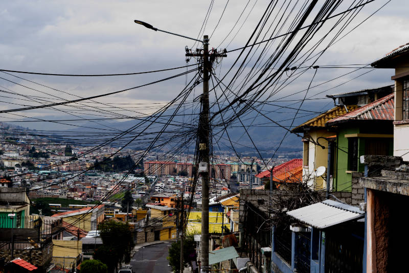 @laguachimania-cables-en-poste-de-energia-electrica-en-la-tola-ciudad-de-quito Contaminación visual por cables eléctricos u de servicio de internet