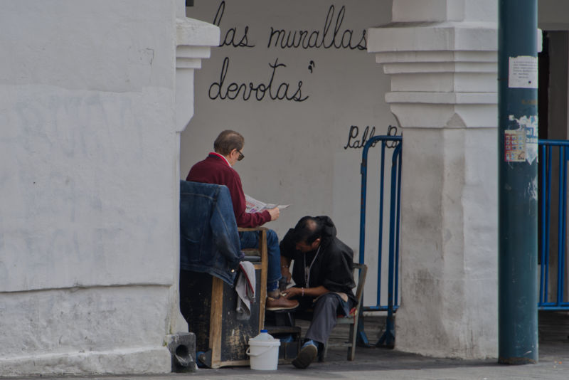 @laguachimania-persona-limpiandose-los-zapatos-betunero fotografía de una persona realizando la limpieza de zapatos por una persona conocida como betunero